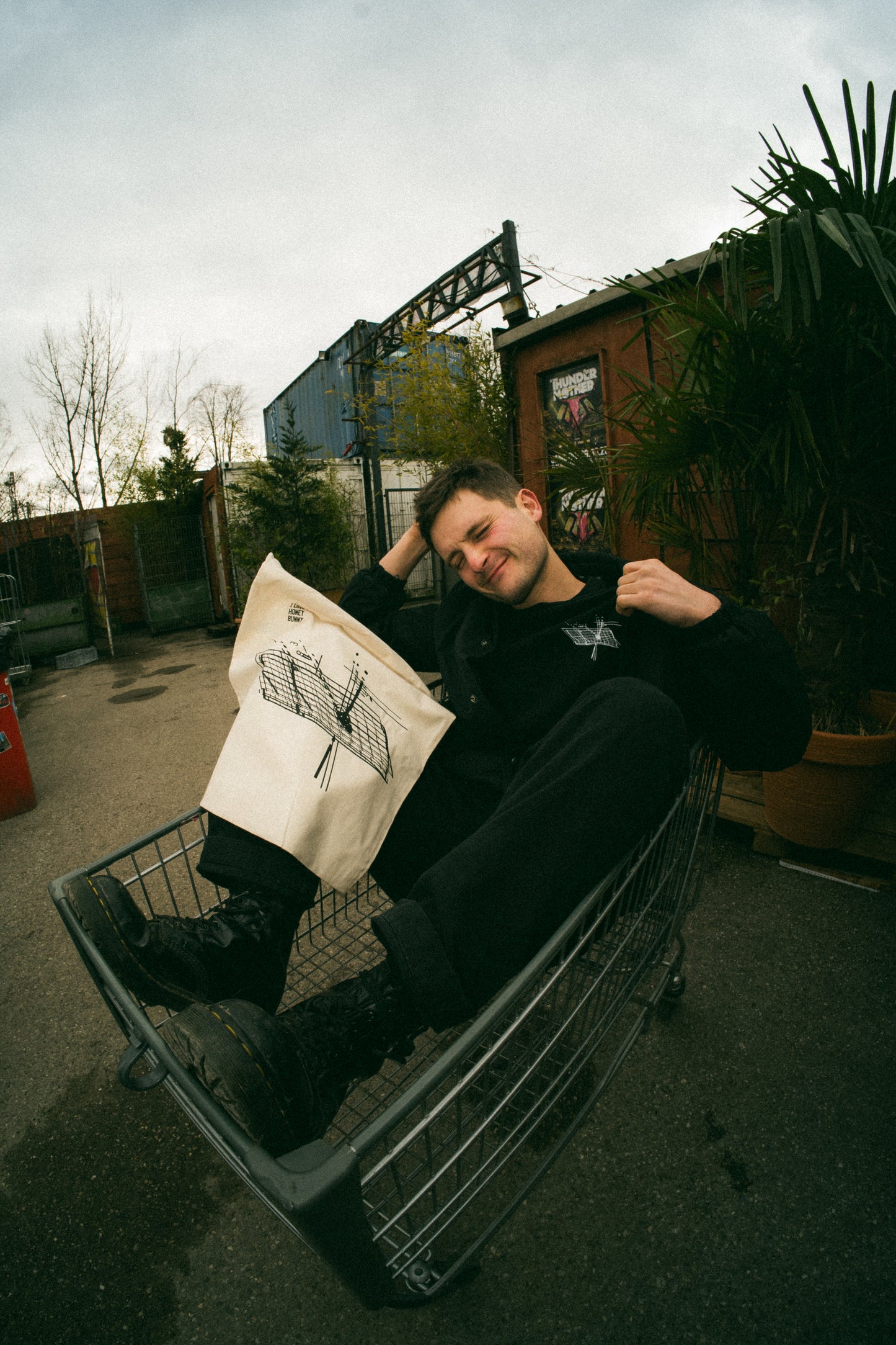 5. Tote bag Don't Look When I'm Changing